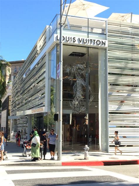 louis vuitton rodeo drive hours.